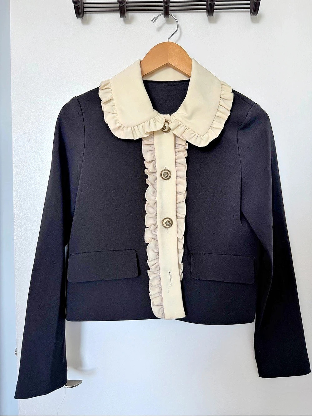 “ Gucci “ Black & Cream Ruffle Collar Blazer Like New